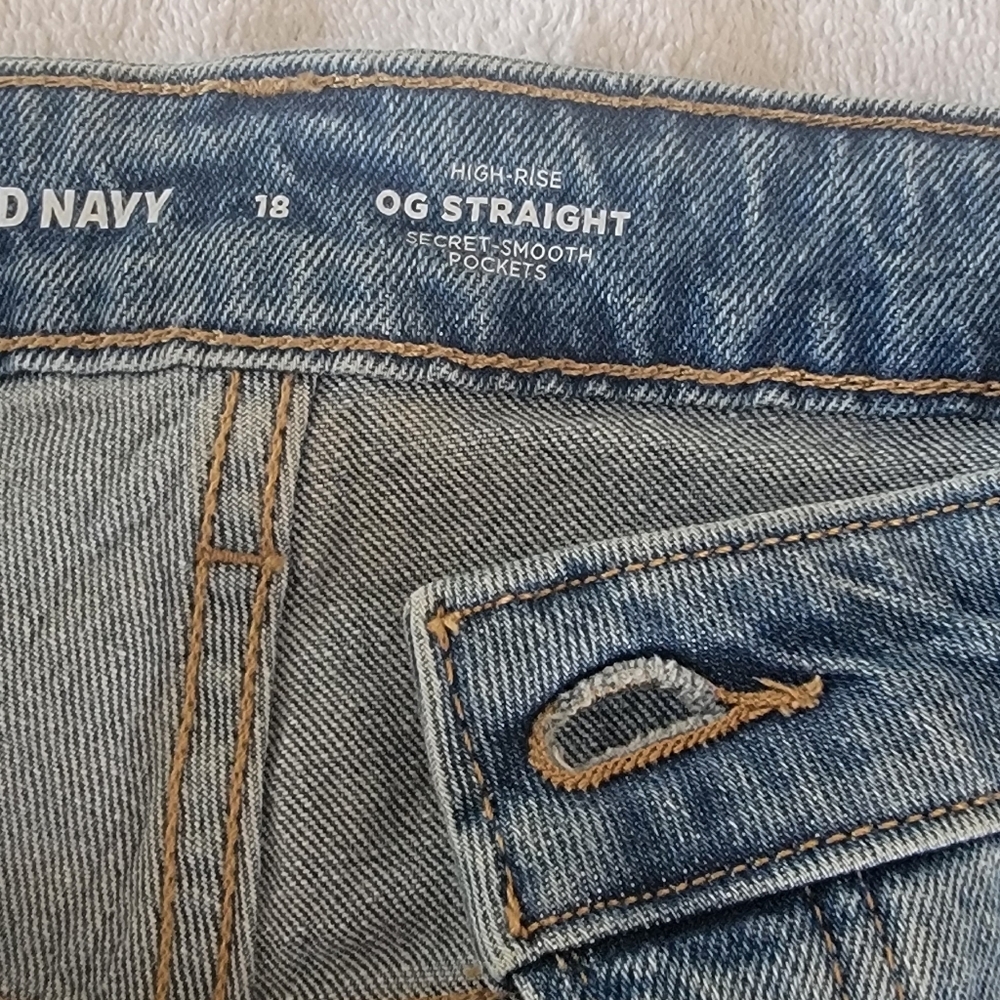 OLD NAVY HIGH RISE OG STRAIGHT 5" INSEAM SHORTS - Picture 2 of 9